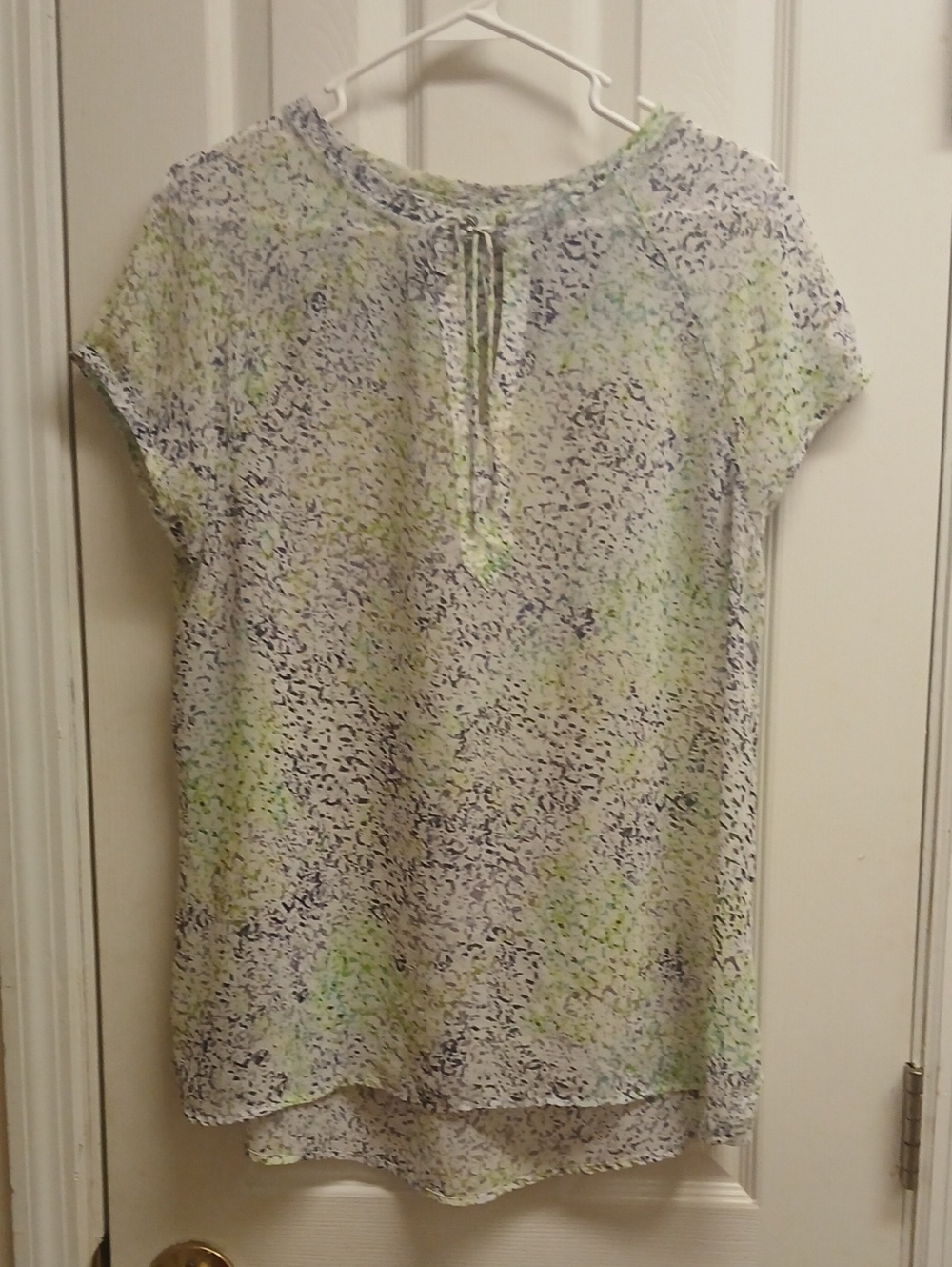 LIZ CLAIBORNE Size L Sheer Mixed Print Tie-Neck Women’s Top Green Multi High/low